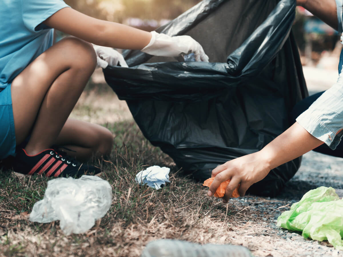 ゴミ拾いをする人