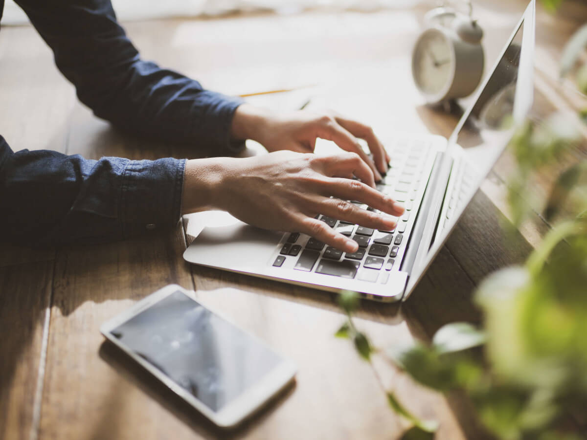 パソコンを触る人