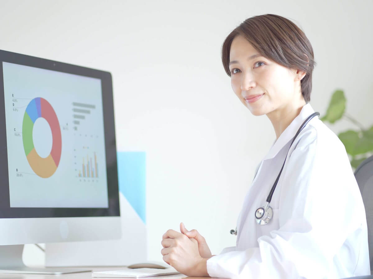 女医とパソコン